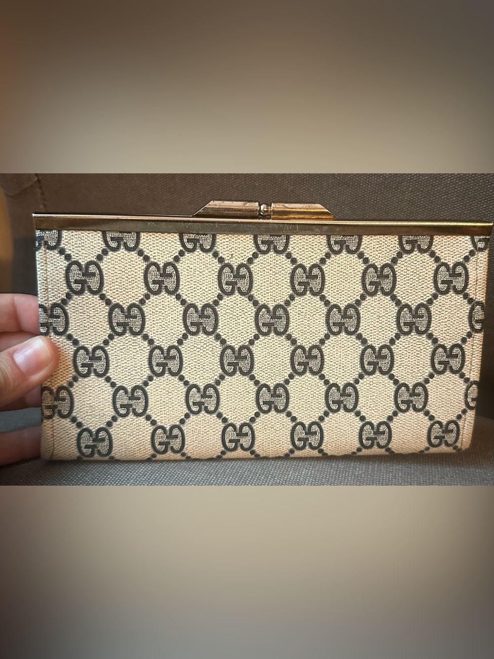 Vintage Gucci Monogram Kiss Lock Wallet – Beige & Navy Canvas – Retro Clutch